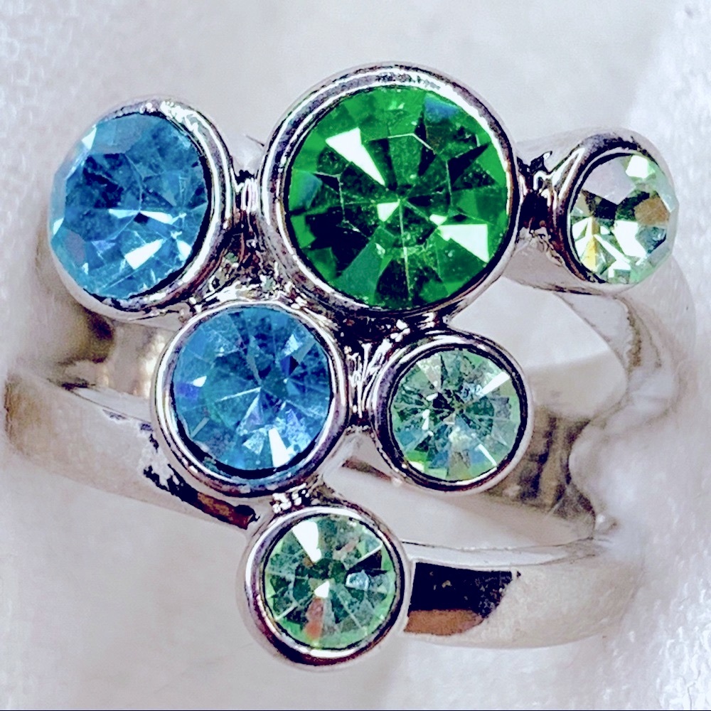 ❤️Seller’s Pick❤️ Sparkling Green Blue Rhinestones Ring - Picture 6 of 9